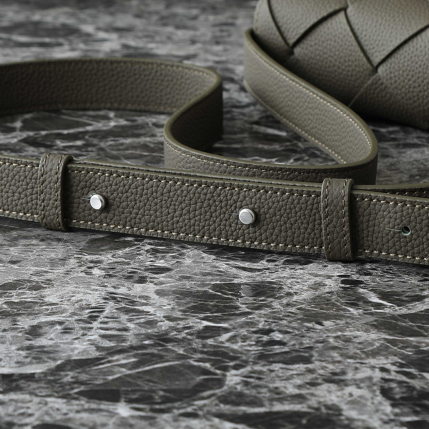 BOTTEGA VENETA DIAGO 22 EN CUIR DE VEAU OLIVE FONCÉ QUINCAILLERIE ARGENTÉE 25S