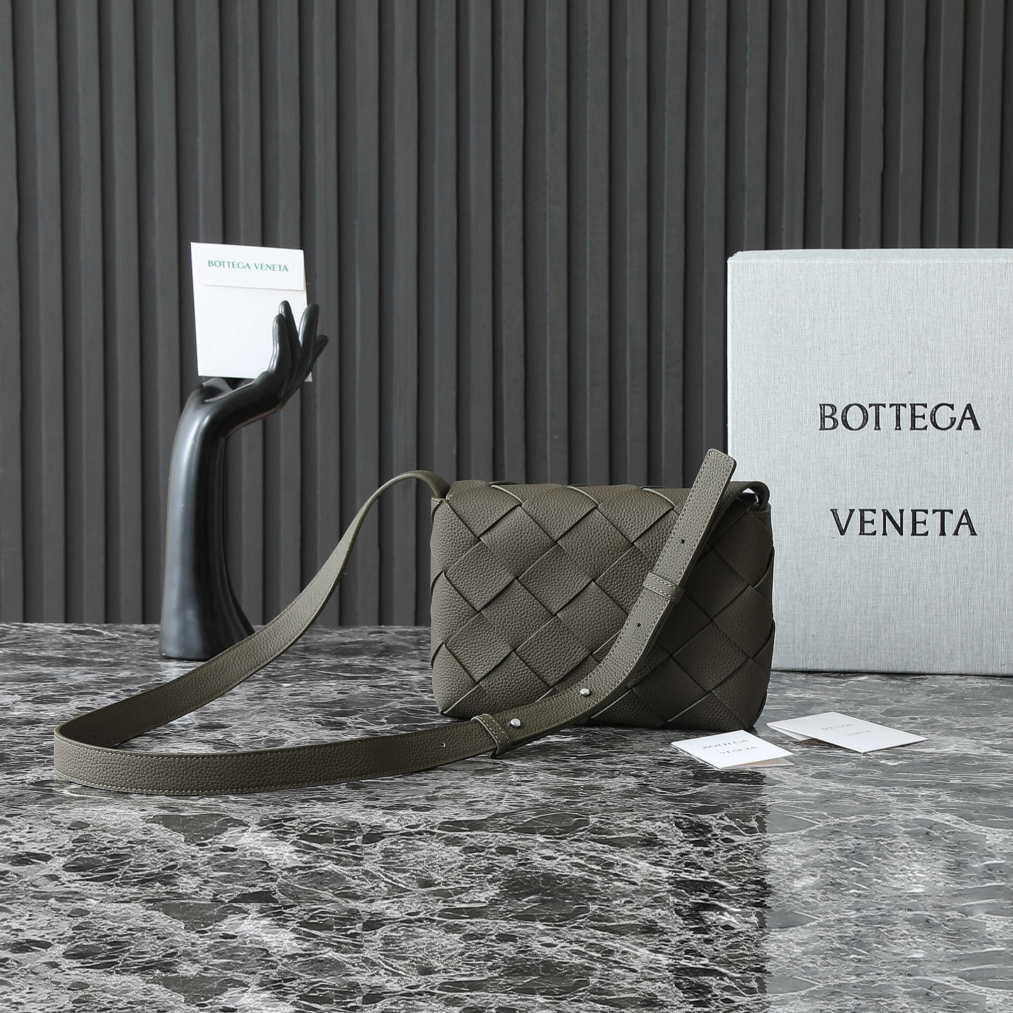 BOTTEGA VENETA DIAGO 22 EN CUIR DE VEAU OLIVE FONCÉ QUINCAILLERIE ARGENTÉE 25S