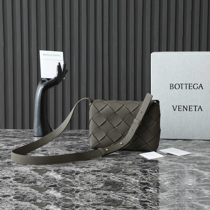 BOTTEGA VENETA DIAGO 22 EN CUIR DE VEAU OLIVE FONCÉ QUINCAILLERIE ARGENTÉE 25S