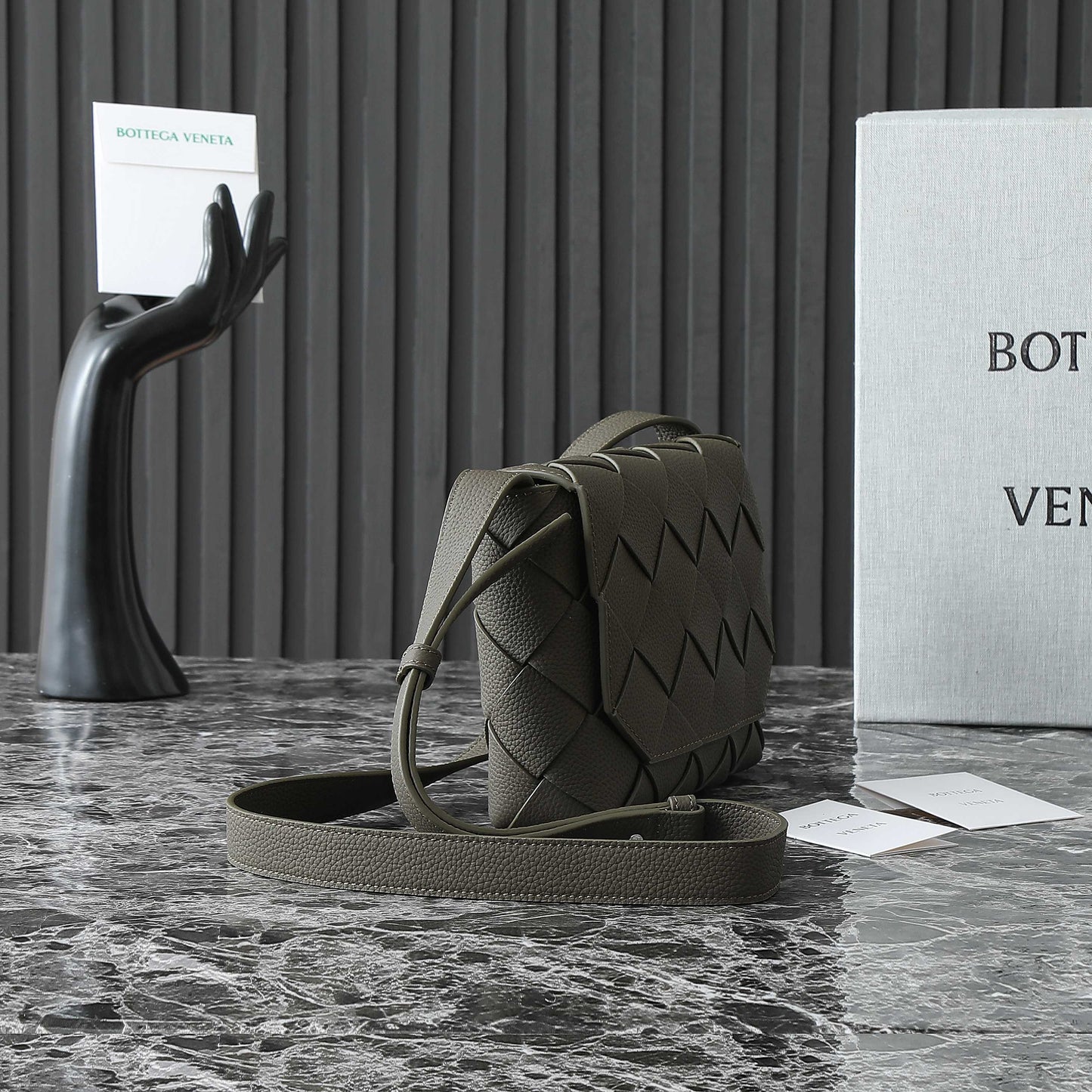 BOTTEGA VENETA DIAGO 22 EN CUIR DE VEAU OLIVE FONCÉ QUINCAILLERIE ARGENTÉE 25S