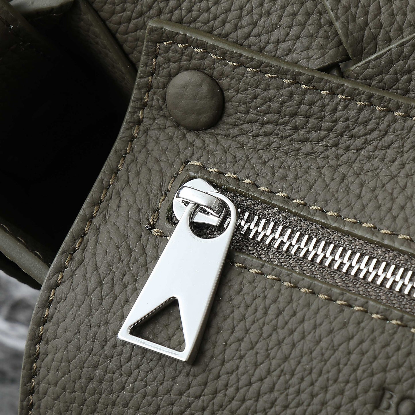 BOTTEGA VENETA DIAGO 22 EN CUIR DE VEAU OLIVE FONCÉ QUINCAILLERIE ARGENTÉE 25S
