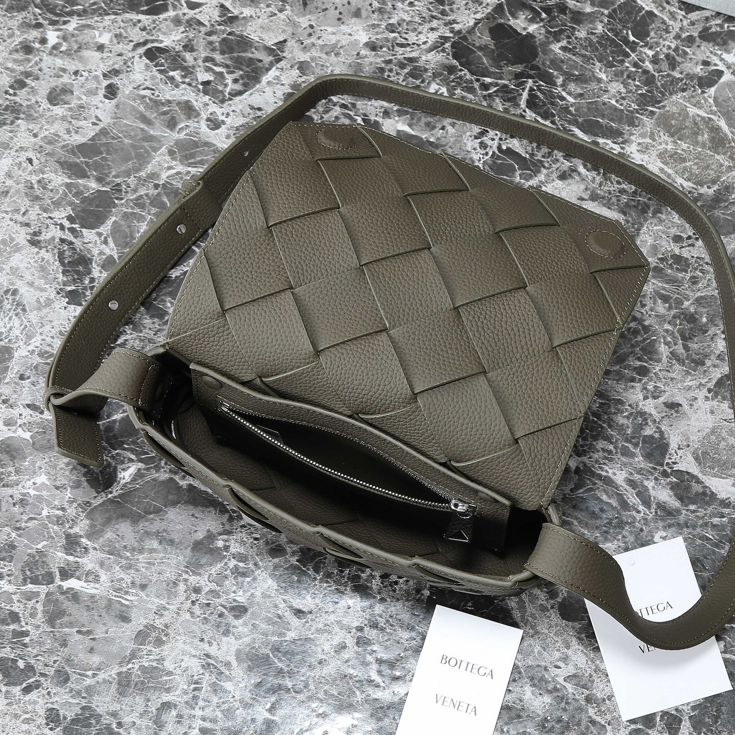 BOTTEGA VENETA DIAGO 22 EN CUIR DE VEAU OLIVE FONCÉ QUINCAILLERIE ARGENTÉE 25S