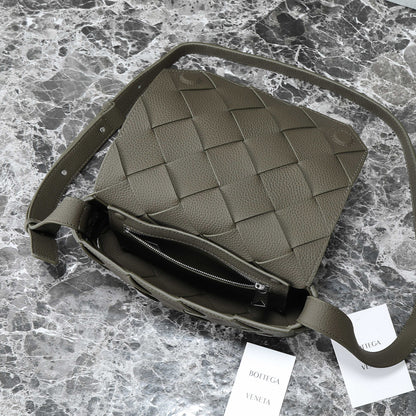 BOTTEGA VENETA DIAGO 22 EN CUIR DE VEAU OLIVE FONCÉ QUINCAILLERIE ARGENTÉE 25S