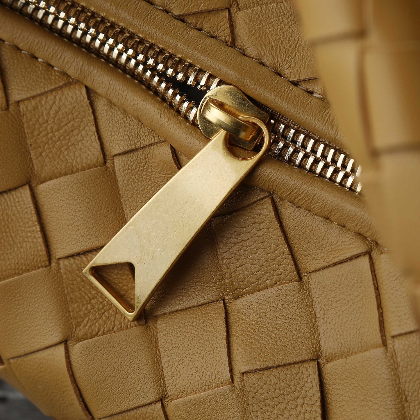 BOTTEGA VENETA 25S MINI JODIE 36 EN CUIR DE VEAU BRONZE CHAUD MATÉRIEL DORÉ