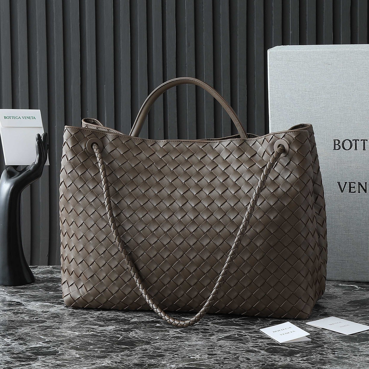 BOTTEGA VENETA 25S GRAND SAC ANDIAMO 42 EN CUIR DE VEAU MARRON FONCÉ AVEC QUINCAILLERIE DORÉE