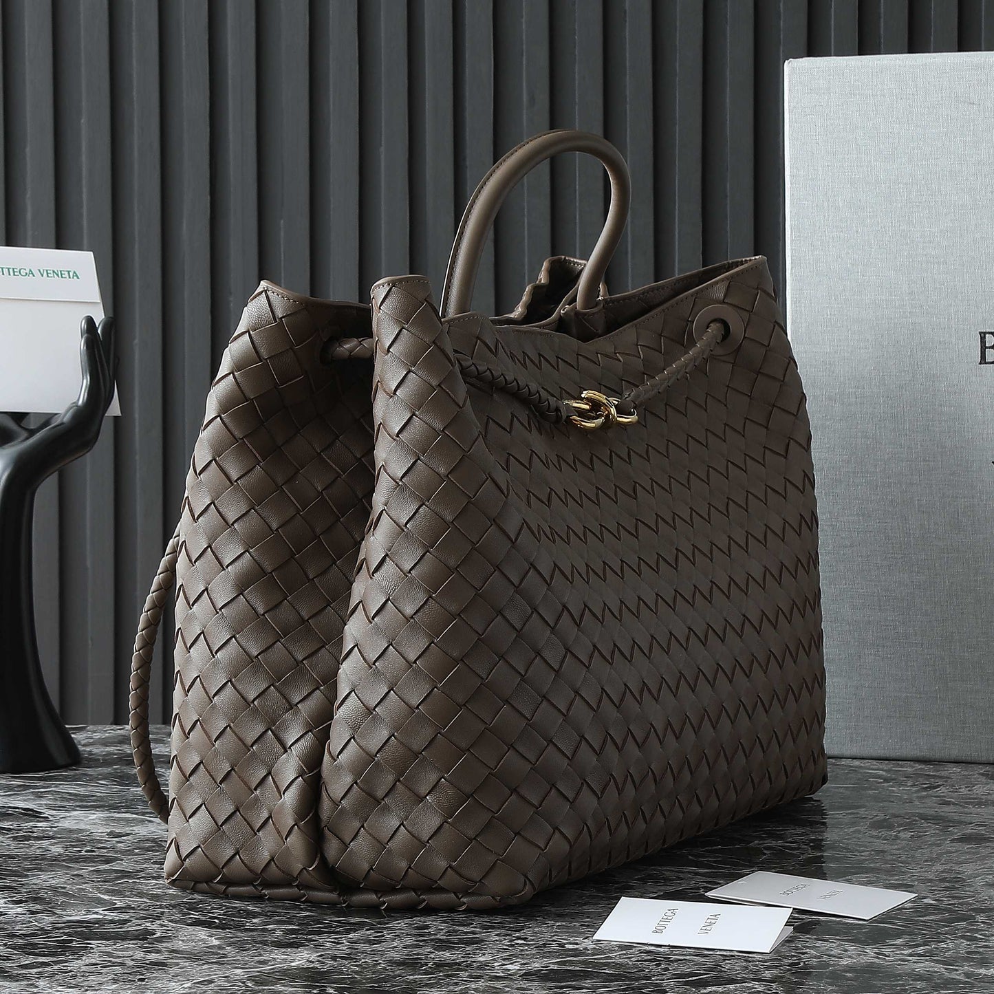 BOTTEGA VENETA 25S GRAND SAC ANDIAMO 42 EN CUIR DE VEAU MARRON FONCÉ AVEC QUINCAILLERIE DORÉE