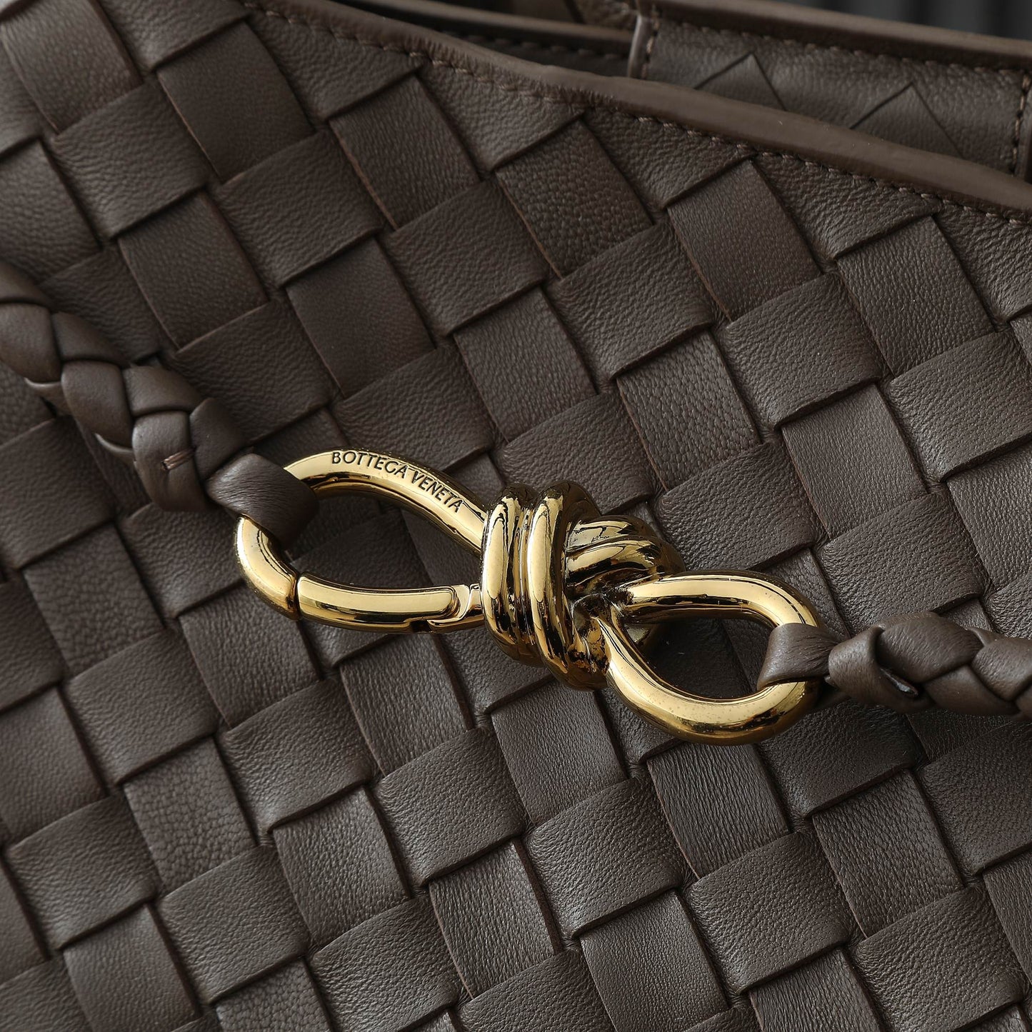 BOTTEGA VENETA 25S GRAND SAC ANDIAMO 42 EN CUIR DE VEAU MARRON FONCÉ AVEC QUINCAILLERIE DORÉE