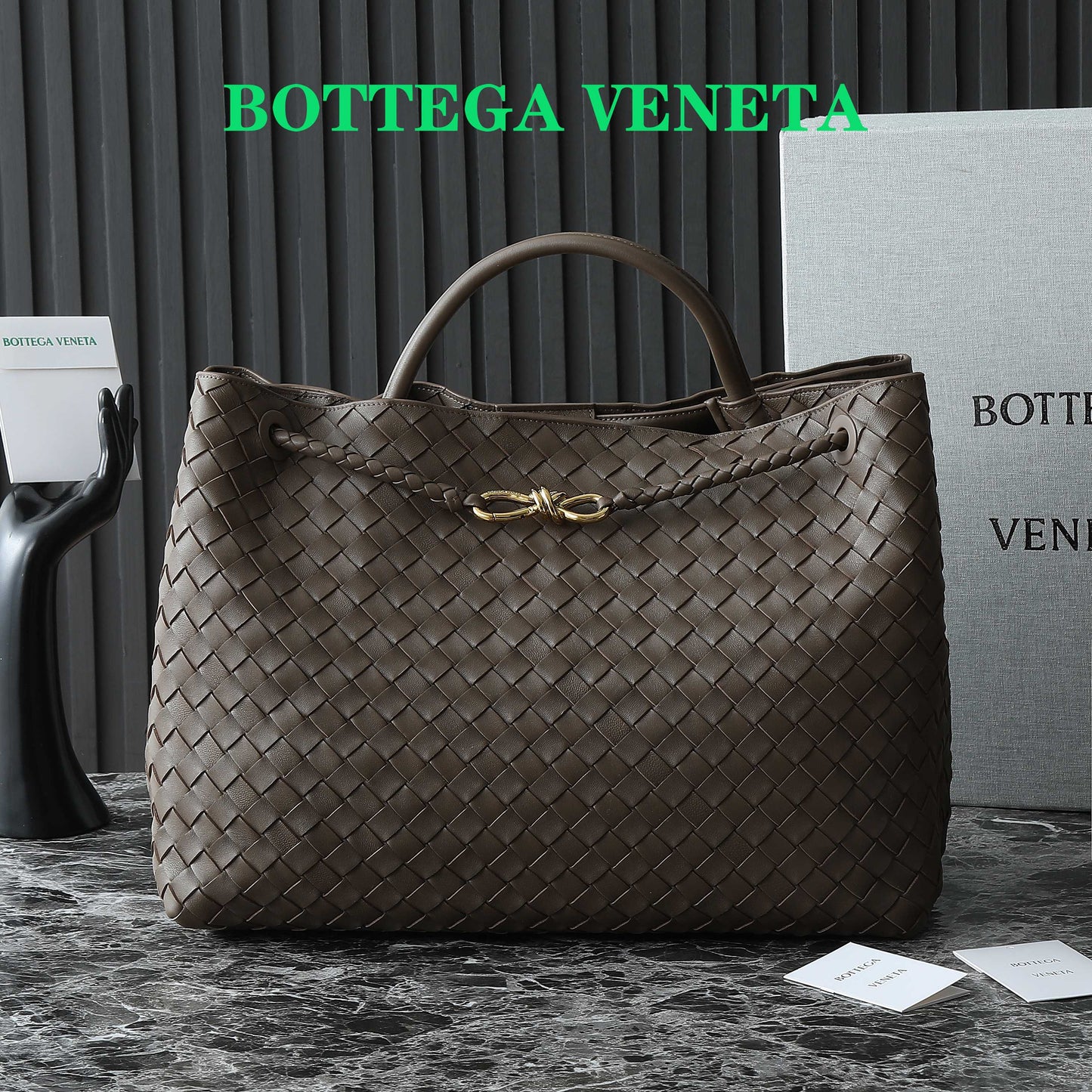 BOTTEGA VENETA 25S GRAND SAC ANDIAMO 42 EN CUIR DE VEAU MARRON FONCÉ AVEC QUINCAILLERIE DORÉE
