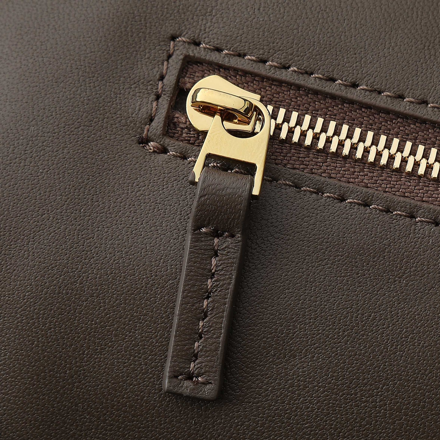 BOTTEGA VENETA 25S GRAND SAC ANDIAMO 42 EN CUIR DE VEAU MARRON FONCÉ AVEC QUINCAILLERIE DORÉE