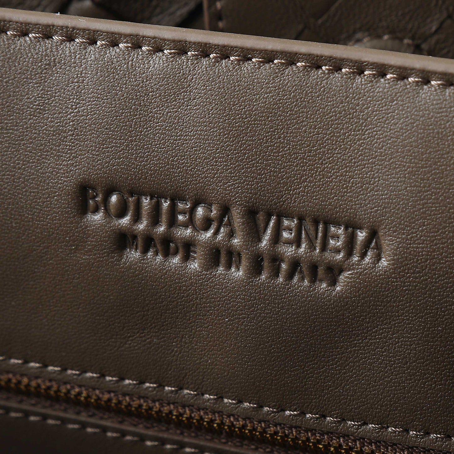 BOTTEGA VENETA 25S GRAND SAC ANDIAMO 42 EN CUIR DE VEAU MARRON FONCÉ AVEC QUINCAILLERIE DORÉE
