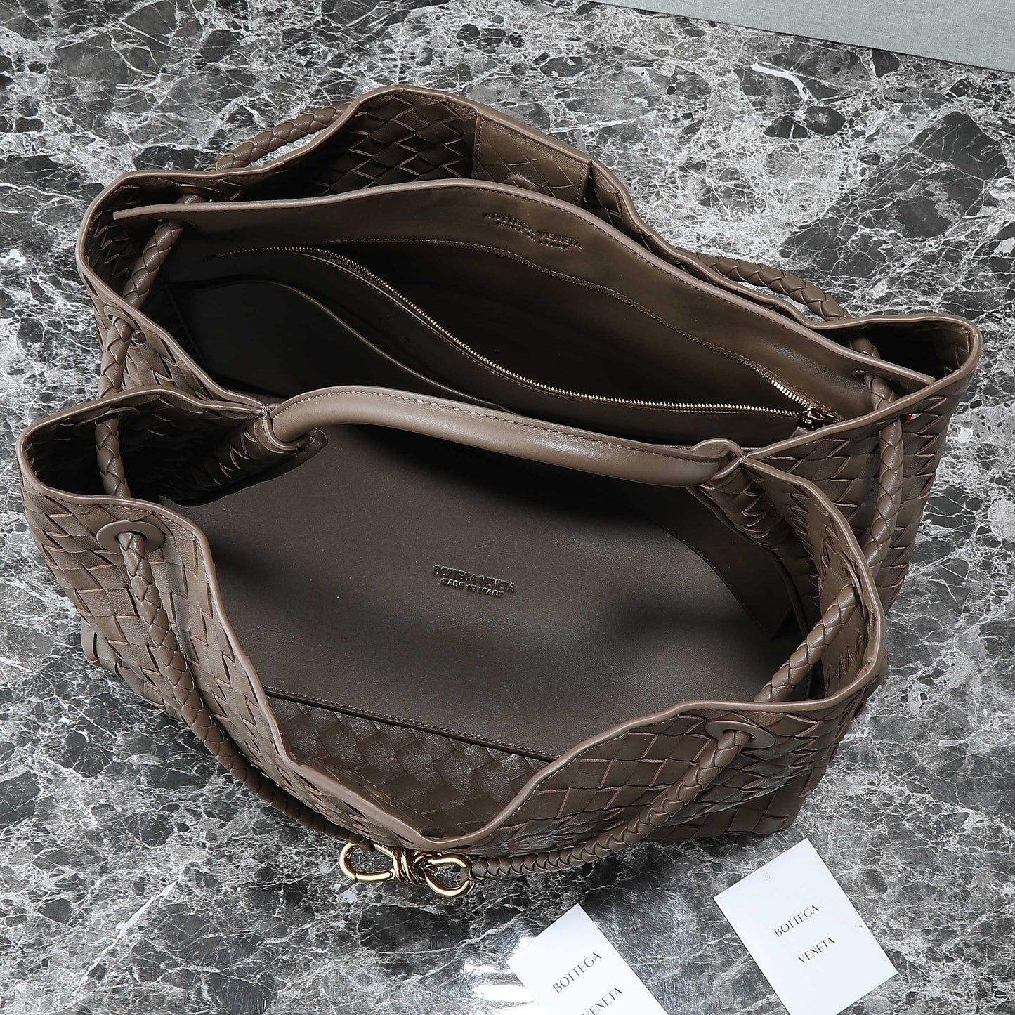 BOTTEGA VENETA 25S GRAND SAC ANDIAMO 42 EN CUIR DE VEAU MARRON FONCÉ AVEC QUINCAILLERIE DORÉE