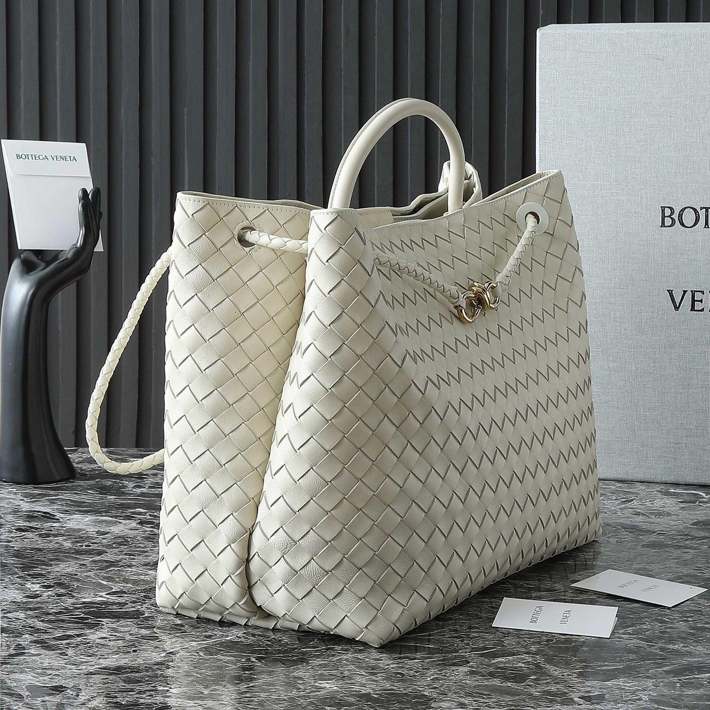 BOTTEGA VENETA 25S GRAND SAC ANDIAMO 42 EN CUIR DE VEAU IVOIRE AVEC ACCESSOIRES DORÉS