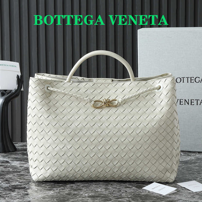 BOTTEGA VENETA 25S GRAND SAC ANDIAMO 42 EN CUIR DE VEAU IVOIRE AVEC ACCESSOIRES DORÉS