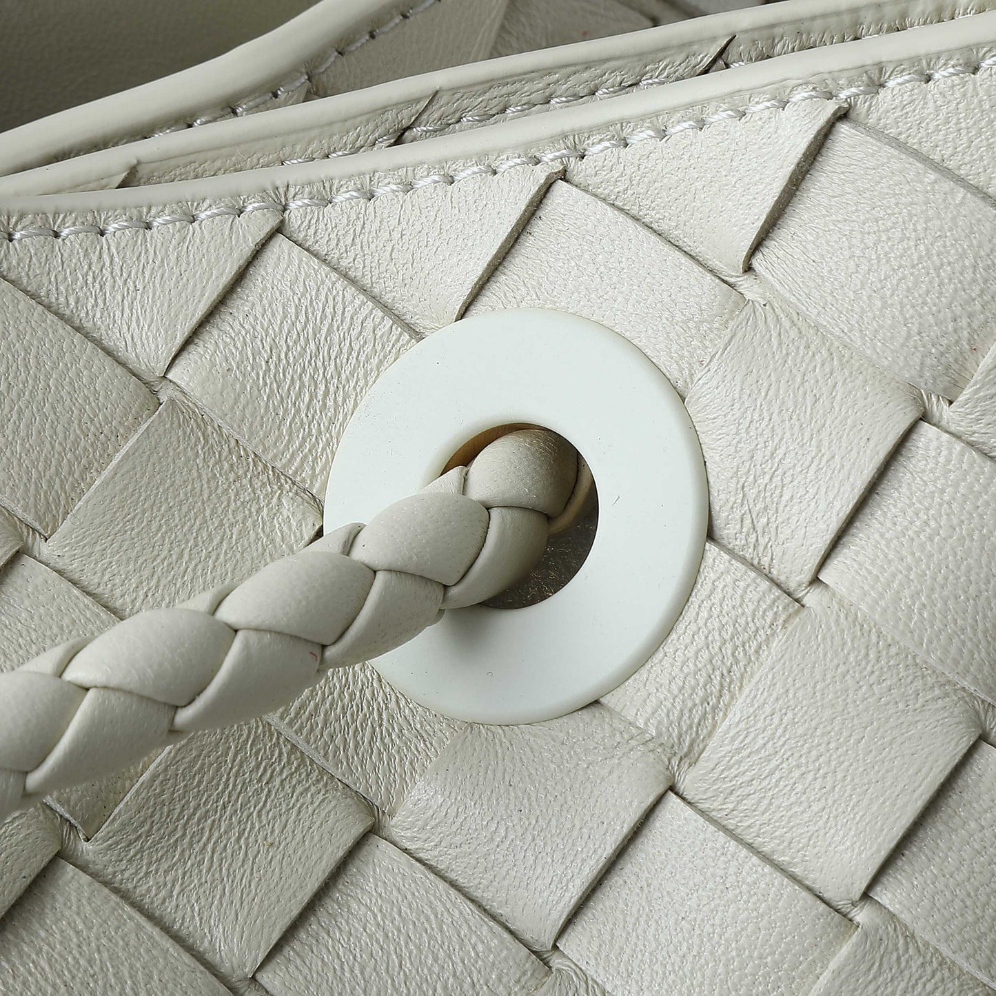BOTTEGA VENETA 25S GRAND SAC ANDIAMO 42 EN CUIR DE VEAU IVOIRE AVEC ACCESSOIRES DORÉS