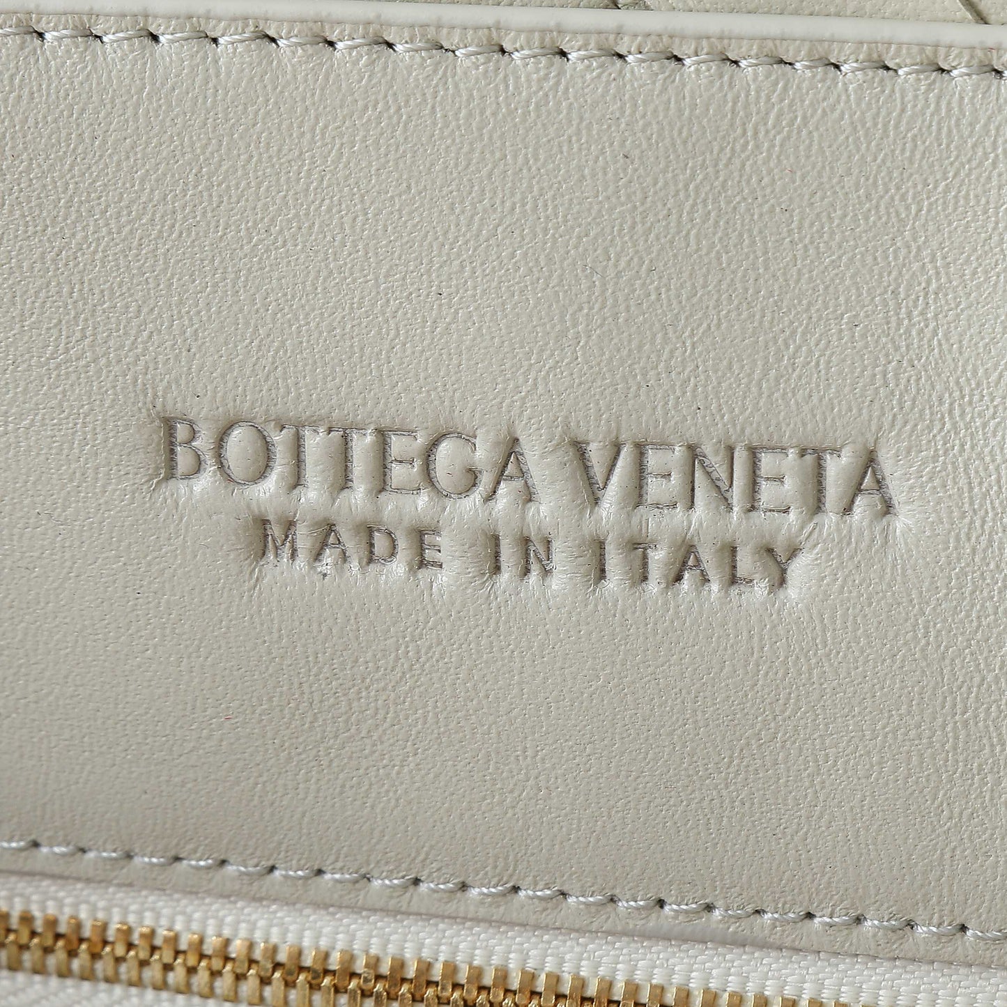 BOTTEGA VENETA 25S GRAND SAC ANDIAMO 42 EN CUIR DE VEAU IVOIRE AVEC ACCESSOIRES DORÉS