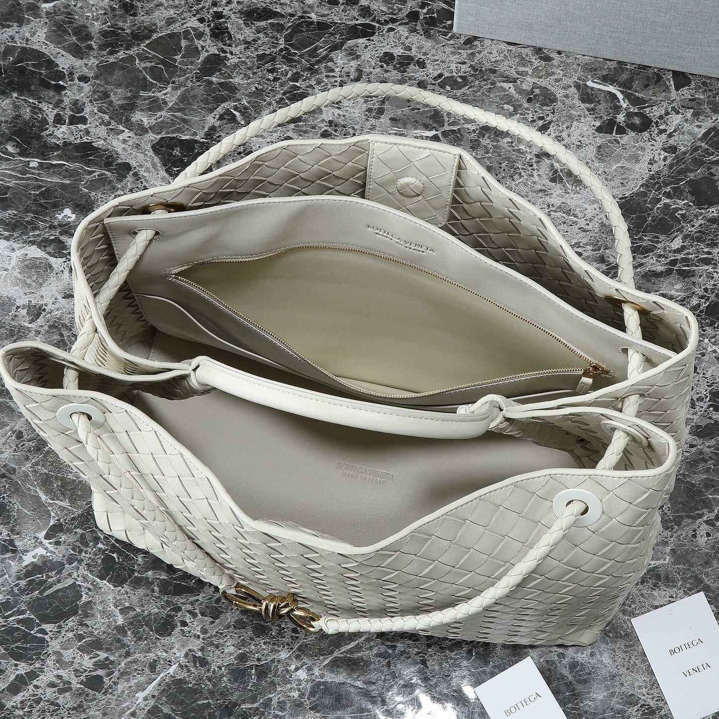 BOTTEGA VENETA 25S GRAND SAC ANDIAMO 42 EN CUIR DE VEAU IVOIRE AVEC ACCESSOIRES DORÉS