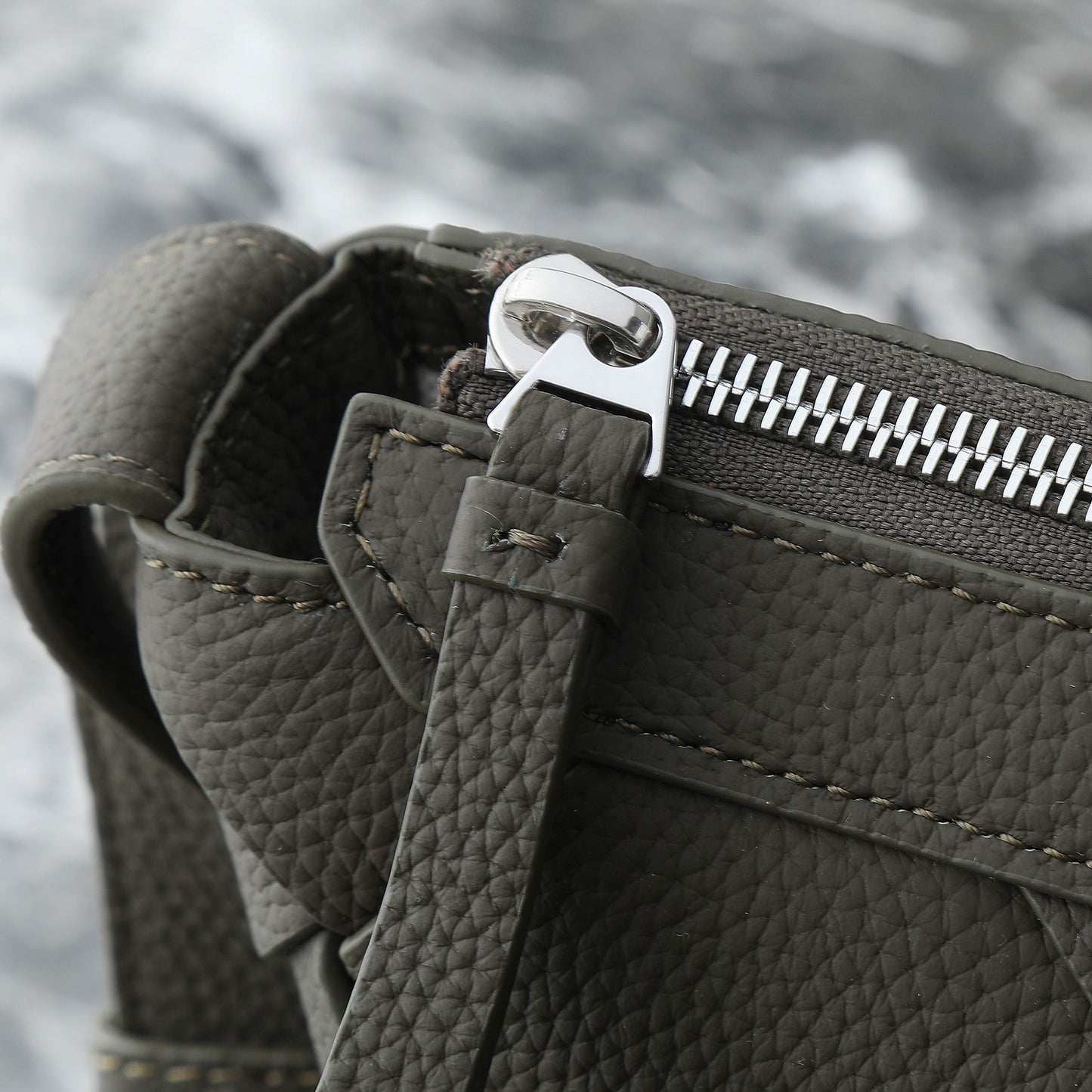 BOTTEGA VENETA 25S DIAGO HOBO 39 EN CUIR DE VEAU OLIVE TRÈS FONCÉ
