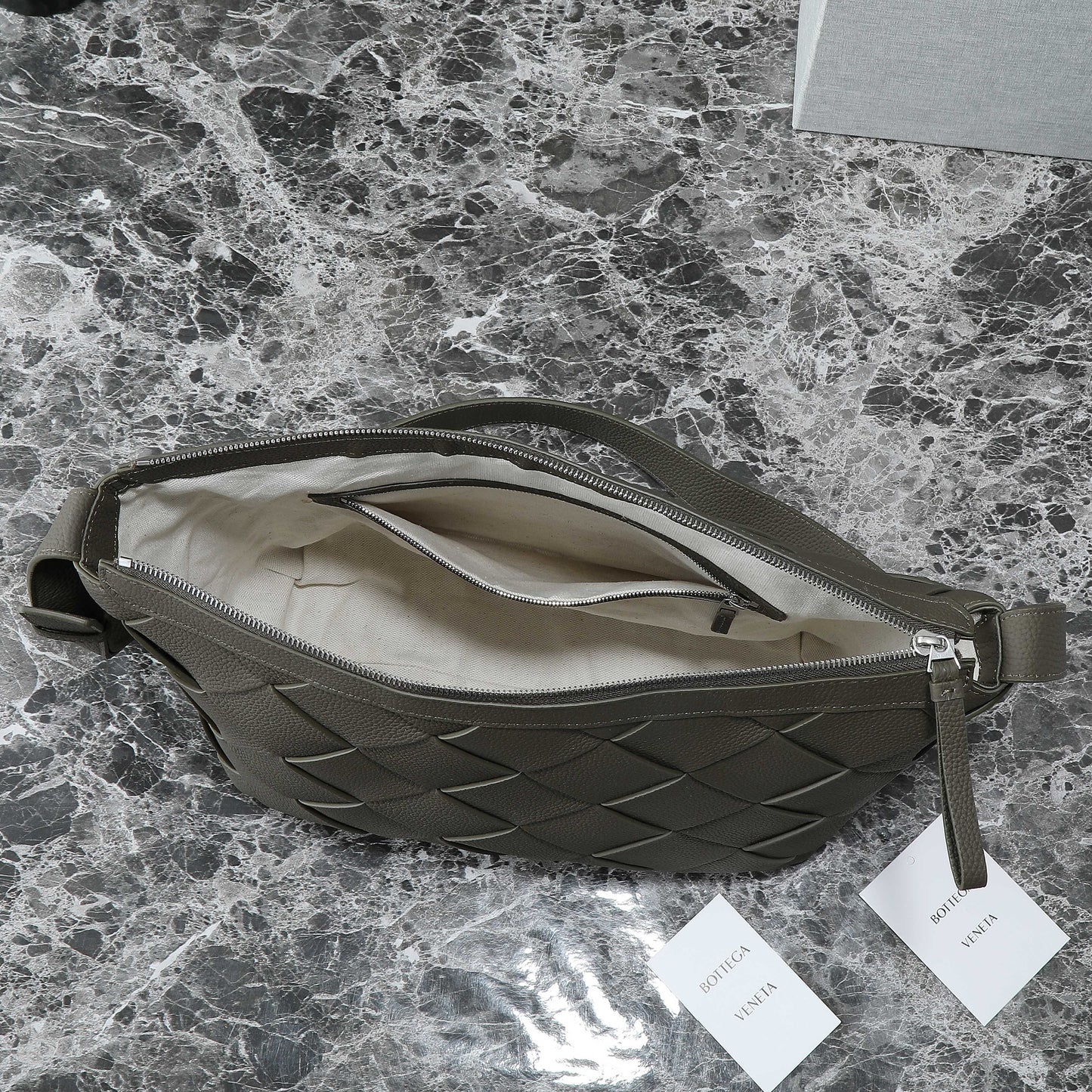 BOTTEGA VENETA 25S DIAGO HOBO 39 EN CUIR DE VEAU OLIVE TRÈS FONCÉ