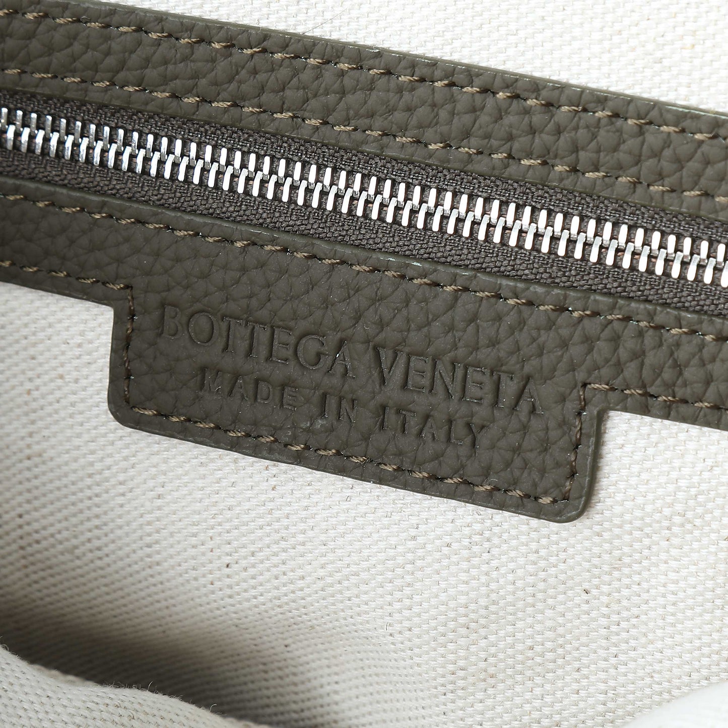 BOTTEGA VENETA 25S DIAGO HOBO 39 EN CUIR DE VEAU OLIVE TRÈS FONCÉ