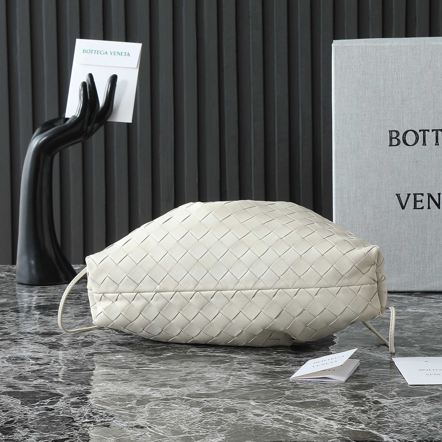 BOTTEGA VENETA 25S DUSTBAG NOTTE 33 EN CUIR DE VEAU IVOIRE, ACCASTILLAGE DORÉ