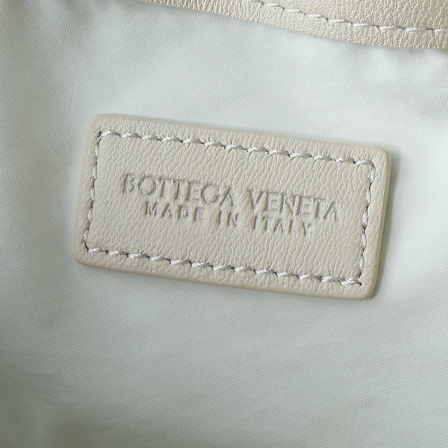 BOTTEGA VENETA 25S DUSTBAG NOTTE 33 EN CUIR DE VEAU IVOIRE, ACCASTILLAGE DORÉ