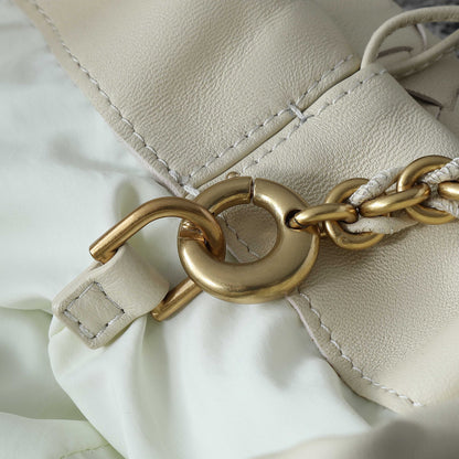 BOTTEGA VENETA 25S DUSTBAG NOTTE 33 EN CUIR DE VEAU IVOIRE, ACCASTILLAGE DORÉ