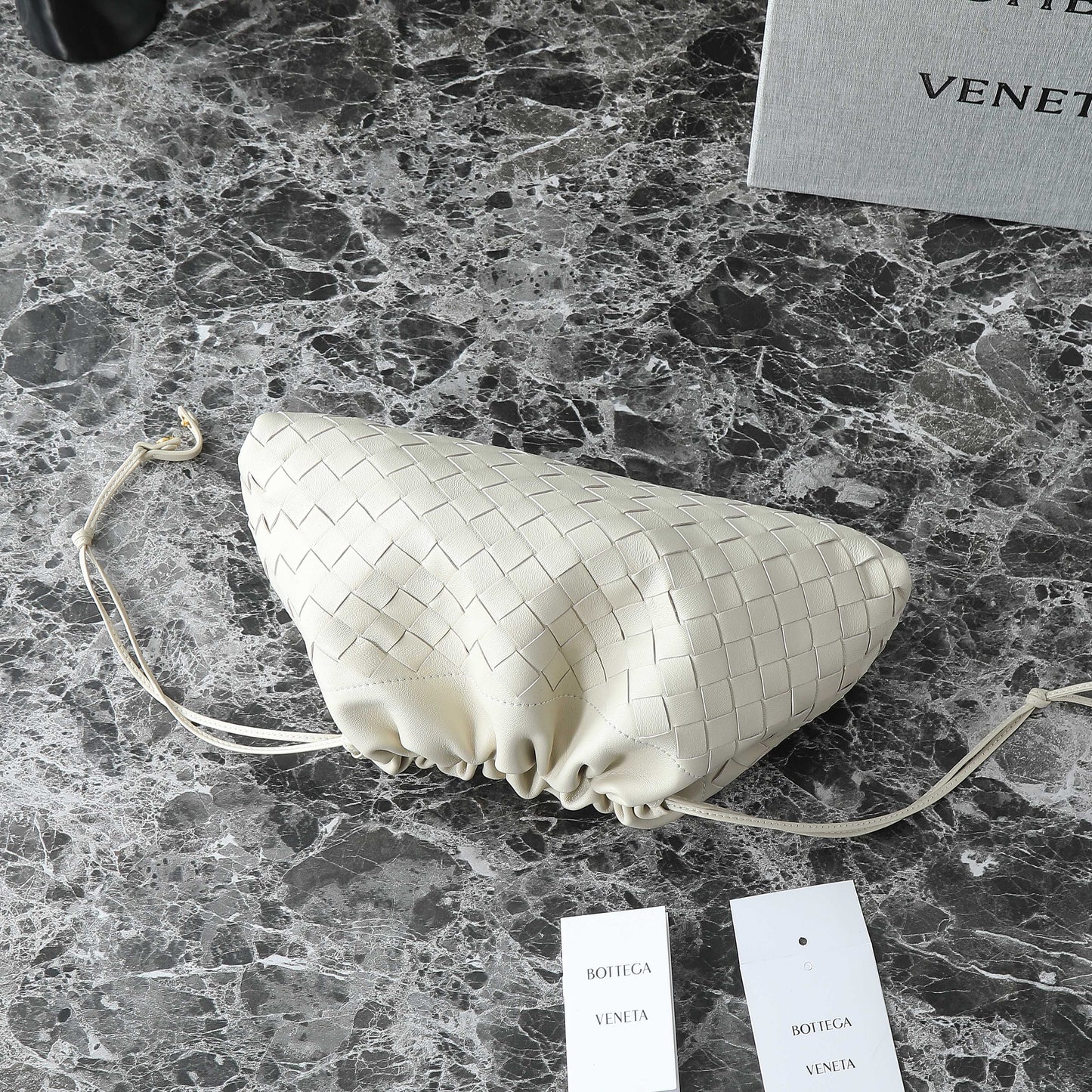 BOTTEGA VENETA 25S DUSTBAG NOTTE 33 EN CUIR DE VEAU IVOIRE, ACCASTILLAGE DORÉ