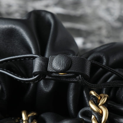 BOTTEGA VENETA 25S DUSTBAG NOTTE 33 EN CUIR DE VEAU NOIR AVEC FINITIONS MÉTALLIQUES DORÉES