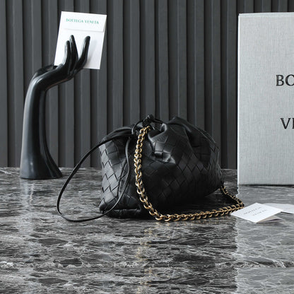 BOTTEGA VENETA 25S DUSTBAG NOTTE 33 EN CUIR DE VEAU NOIR AVEC FINITIONS MÉTALLIQUES DORÉES