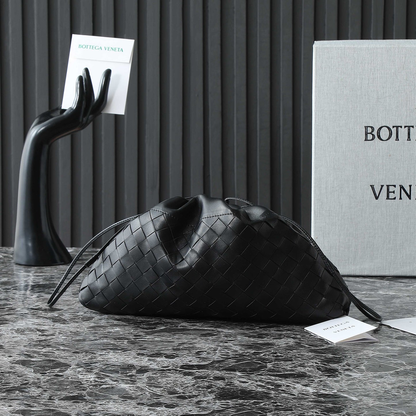 BOTTEGA VENETA 25S DUSTBAG NOTTE 33 EN CUIR DE VEAU NOIR AVEC FINITIONS MÉTALLIQUES DORÉES