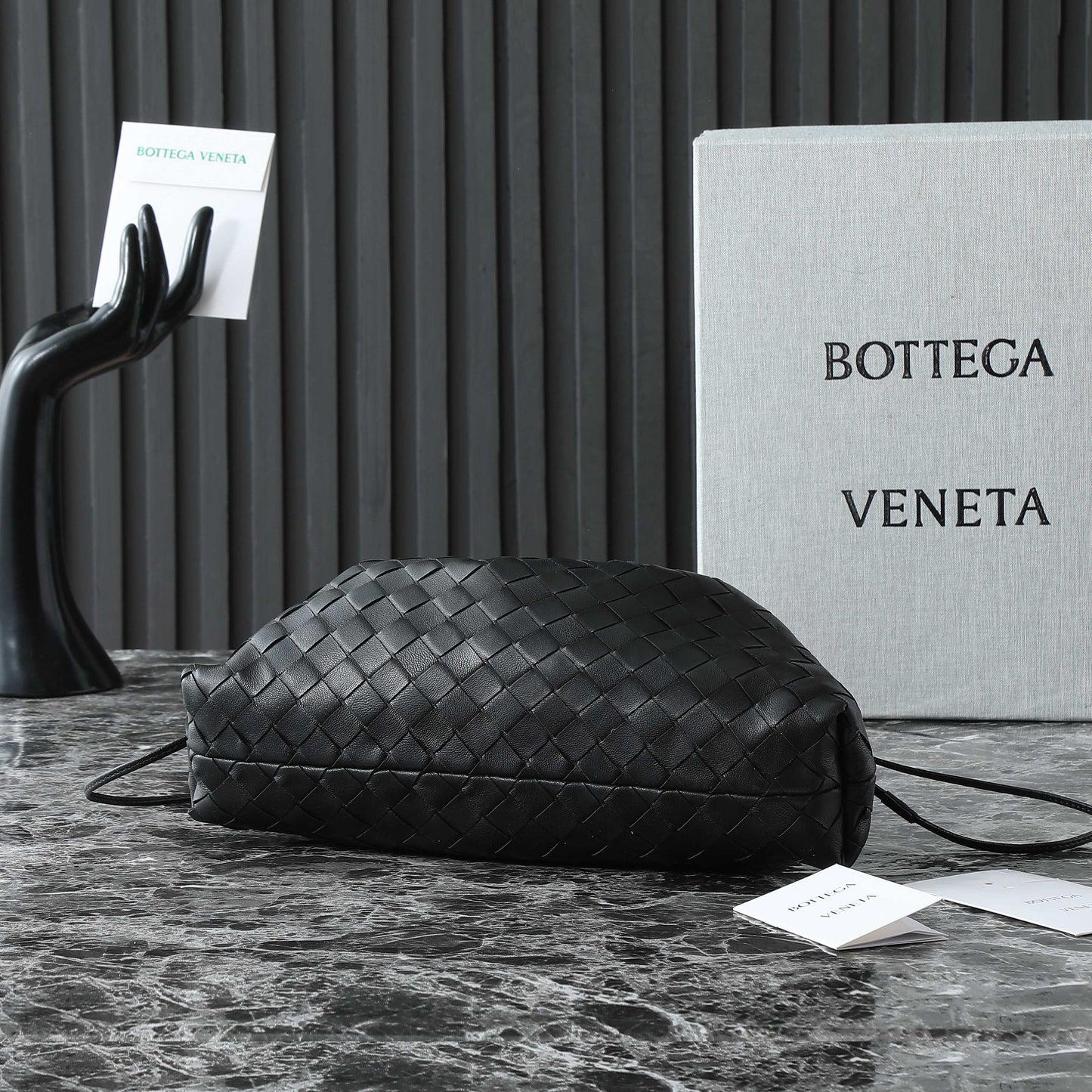 BOTTEGA VENETA 25S DUSTBAG NOTTE 33 EN CUIR DE VEAU NOIR AVEC FINITIONS MÉTALLIQUES DORÉES