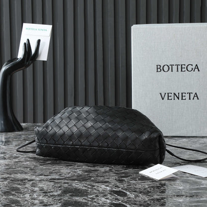 BOTTEGA VENETA 25S DUSTBAG NOTTE 33 EN CUIR DE VEAU NOIR AVEC FINITIONS MÉTALLIQUES DORÉES