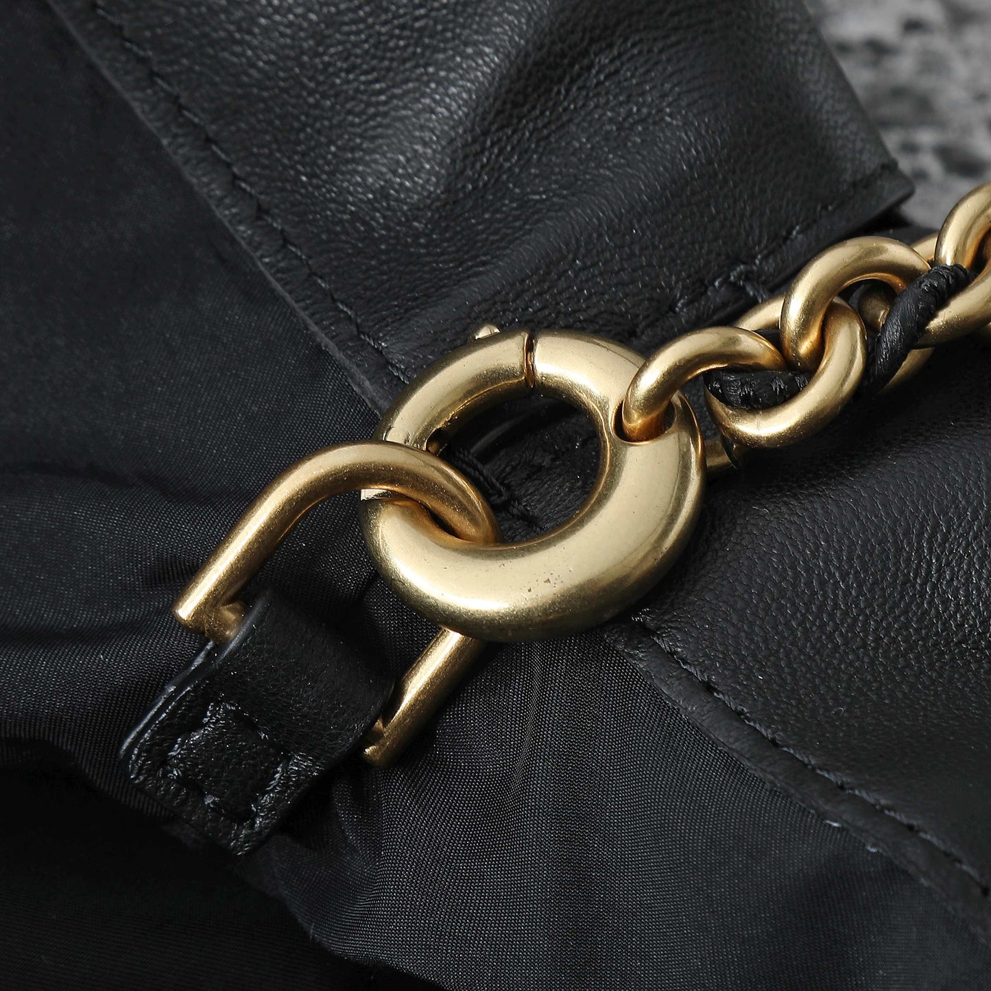 BOTTEGA VENETA 25S DUSTBAG NOTTE 33 EN CUIR DE VEAU NOIR AVEC FINITIONS MÉTALLIQUES DORÉES