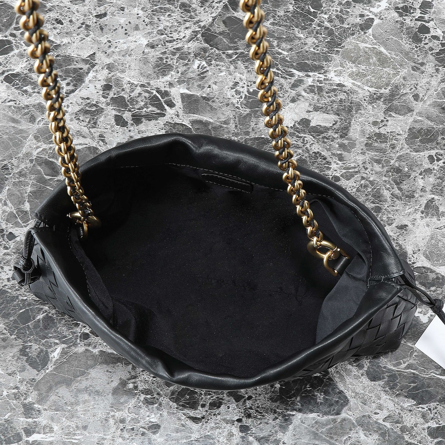 BOTTEGA VENETA 25S DUSTBAG NOTTE 33 EN CUIR DE VEAU NOIR AVEC FINITIONS MÉTALLIQUES DORÉES