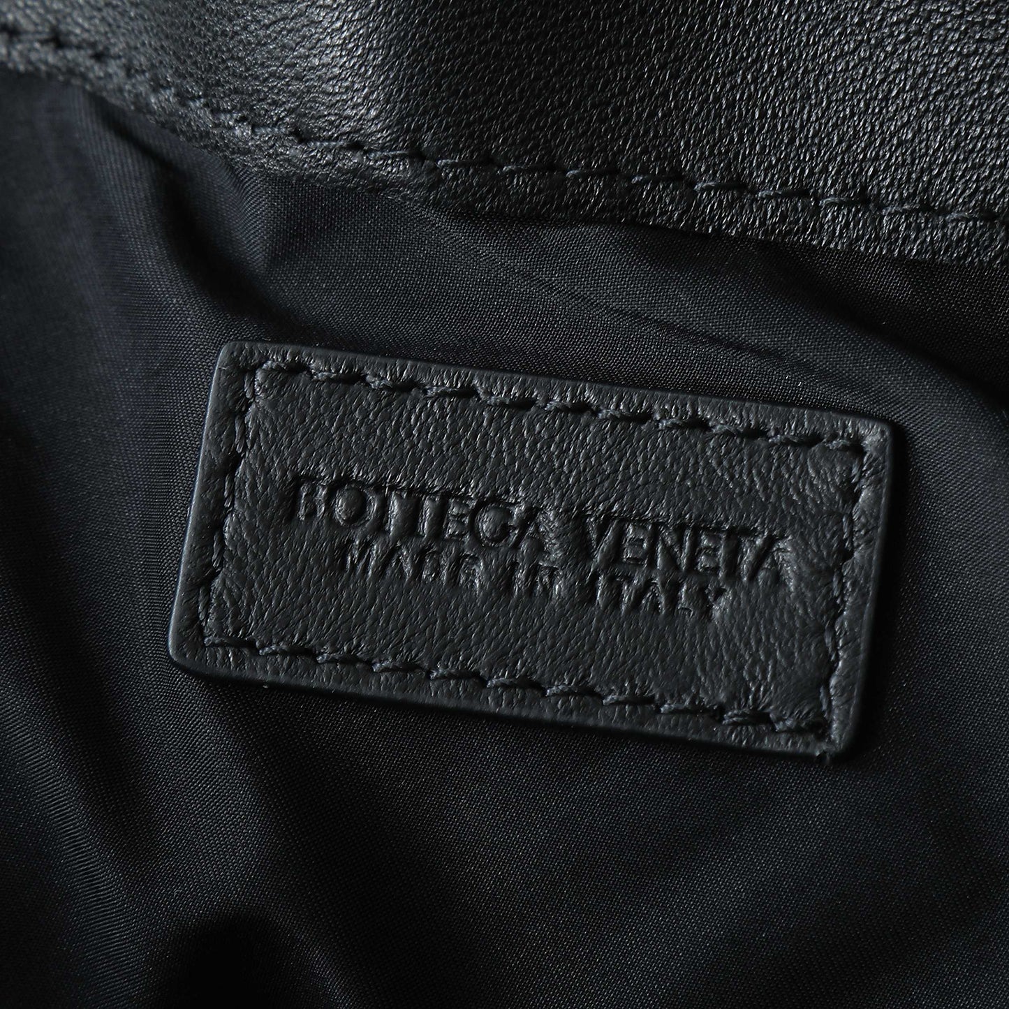 BOTTEGA VENETA 25S DUSTBAG NOTTE 33 EN CUIR DE VEAU NOIR AVEC FINITIONS MÉTALLIQUES DORÉES
