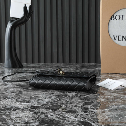 BOTTEGA VENETA 25S POCHETTE ANDIAMO 19 EN CUIR DE VEAU NOIR QUINCAILLERIE DORÉE