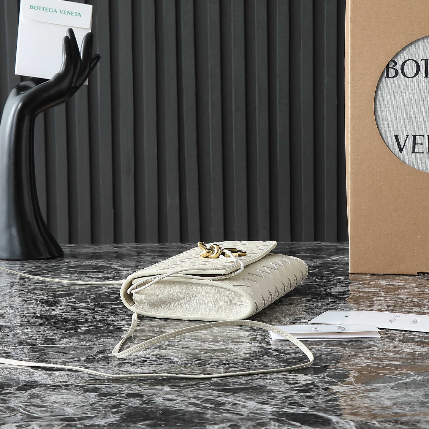BOTTEGA VENETA 25S POCHETTE ANDIAMO 19 EN CUIR DE VEAU IVOIRE FINITIONS DORÉES