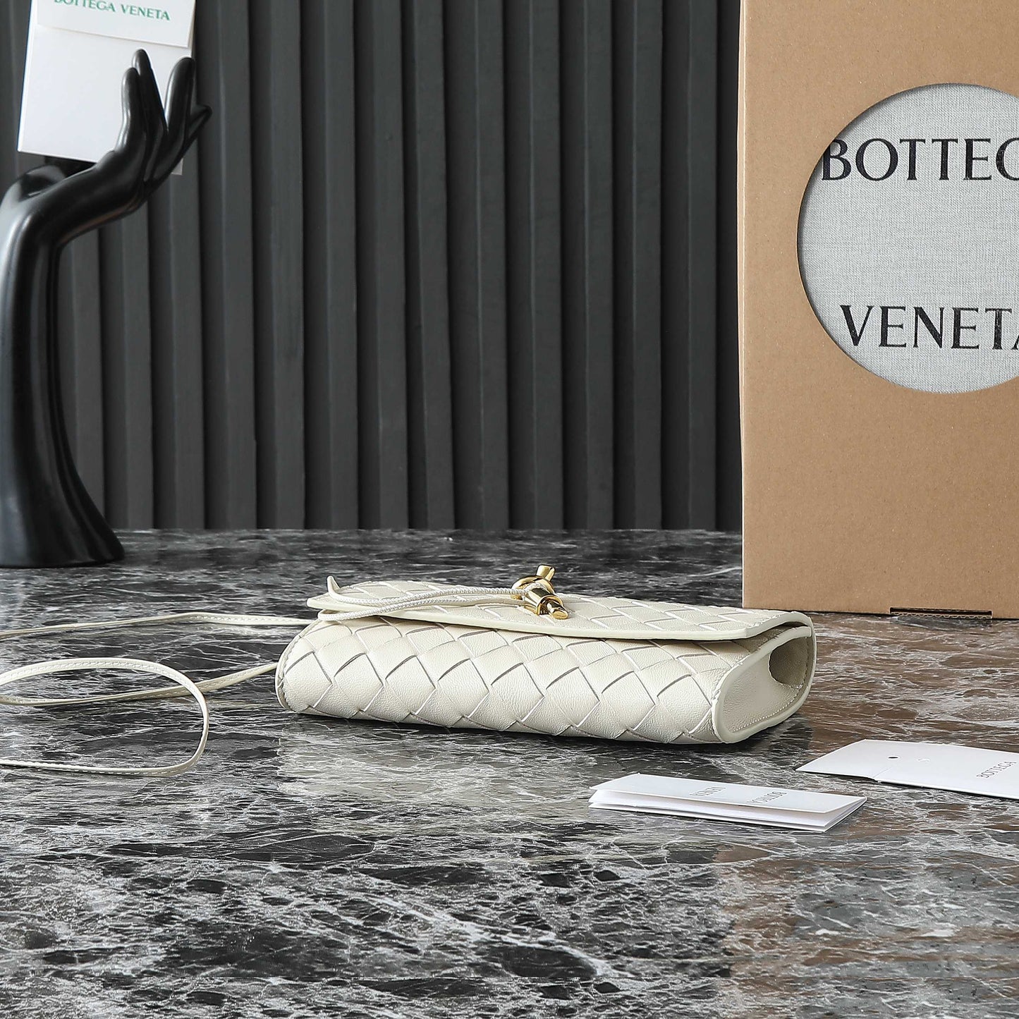 BOTTEGA VENETA 25S POCHETTE ANDIAMO 19 EN CUIR DE VEAU IVOIRE FINITIONS DORÉES