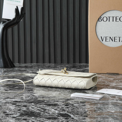 BOTTEGA VENETA 25S POCHETTE ANDIAMO 19 EN CUIR DE VEAU IVOIRE FINITIONS DORÉES