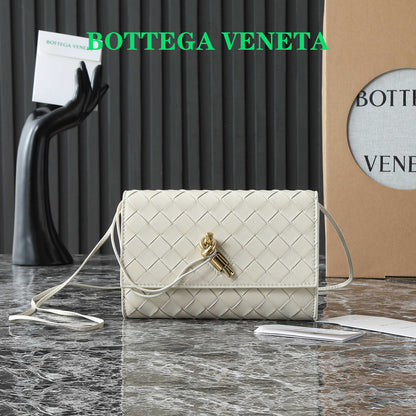 BOTTEGA VENETA 25S POCHETTE ANDIAMO 19 EN CUIR DE VEAU IVOIRE FINITIONS DORÉES