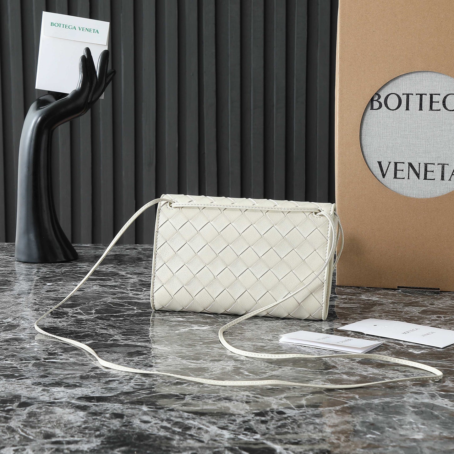 BOTTEGA VENETA 25S POCHETTE ANDIAMO 19 EN CUIR DE VEAU IVOIRE FINITIONS DORÉES