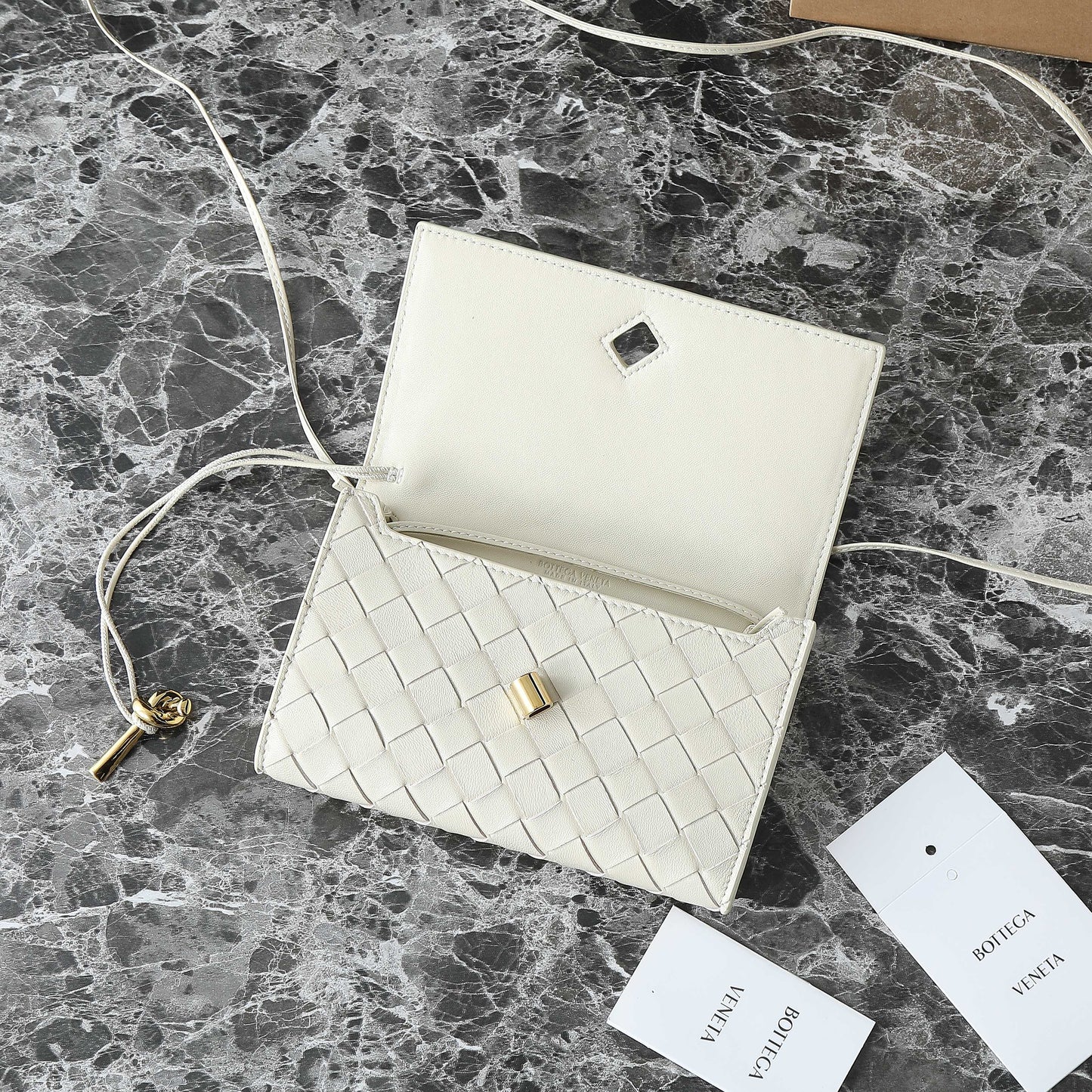 BOTTEGA VENETA 25S POCHETTE ANDIAMO 19 EN CUIR DE VEAU IVOIRE FINITIONS DORÉES