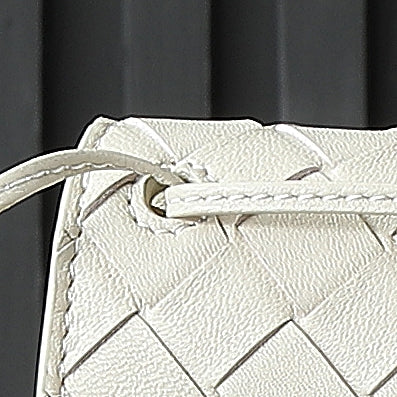 BOTTEGA VENETA 25S POCHETTE ANDIAMO 19 EN CUIR DE VEAU IVOIRE FINITIONS DORÉES