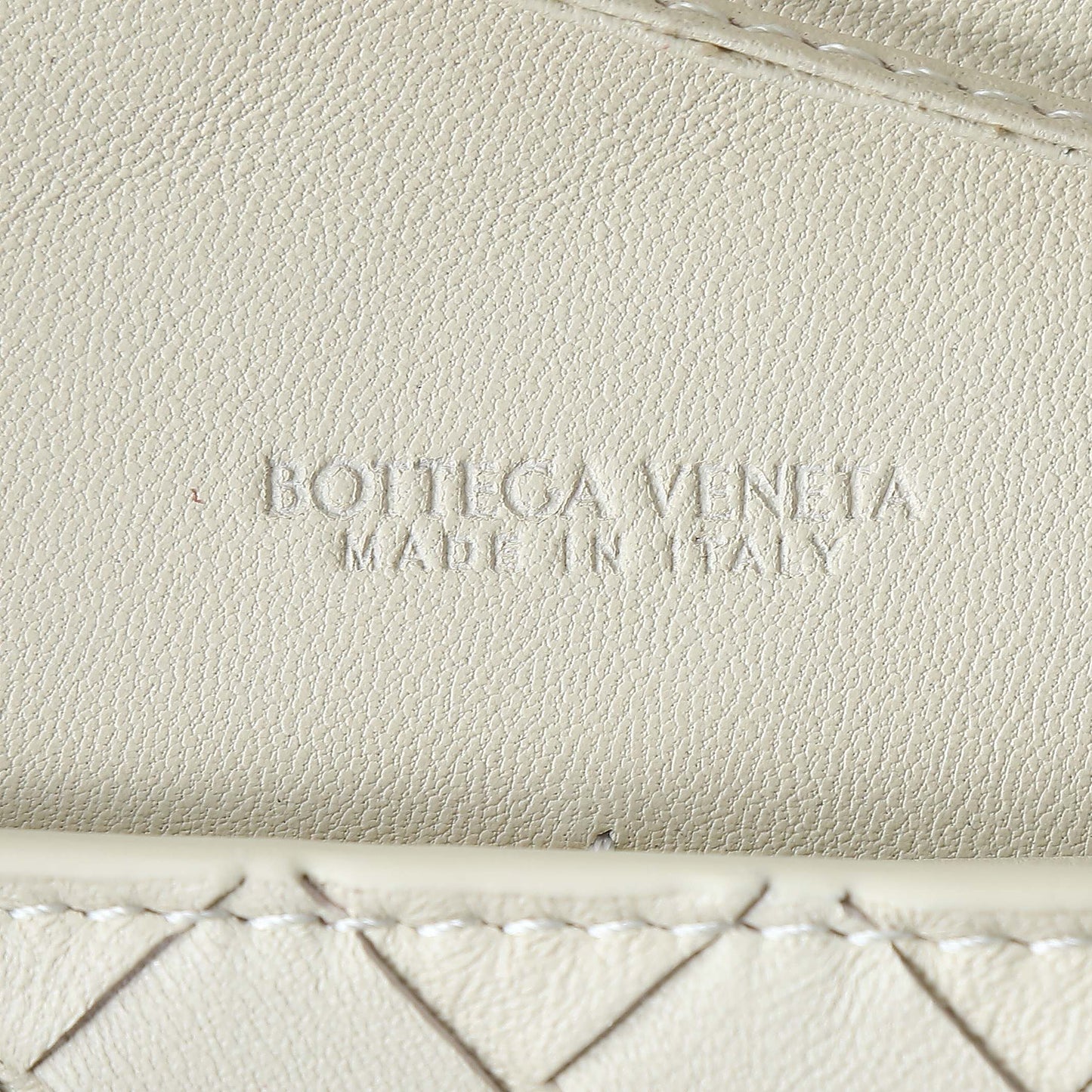 BOTTEGA VENETA 25S POCHETTE ANDIAMO 19 EN CUIR DE VEAU IVOIRE FINITIONS DORÉES