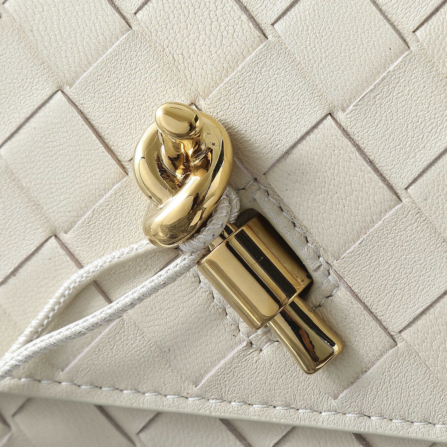 BOTTEGA VENETA 25S POCHETTE ANDIAMO 19 EN CUIR DE VEAU IVOIRE FINITIONS DORÉES