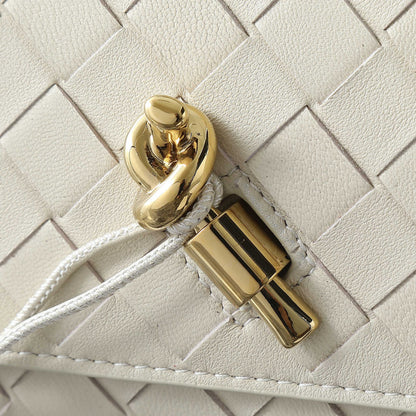 BOTTEGA VENETA 25S POCHETTE ANDIAMO 19 EN CUIR DE VEAU IVOIRE FINITIONS DORÉES