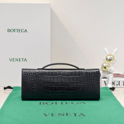 Pochette longue BV Andiamo 31 en cuir de veau crocodile noir avec finitions dorées