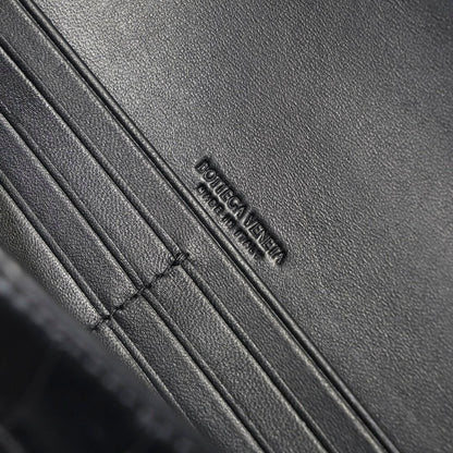 Pochette longue BV Andiamo 31 en cuir de veau crocodile noir avec finitions dorées