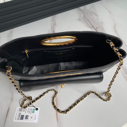 Pochette CLUTCH 34 EN CUIR D'AGNEAU NOIR FINITION MÉTALLIQUE DORÉE