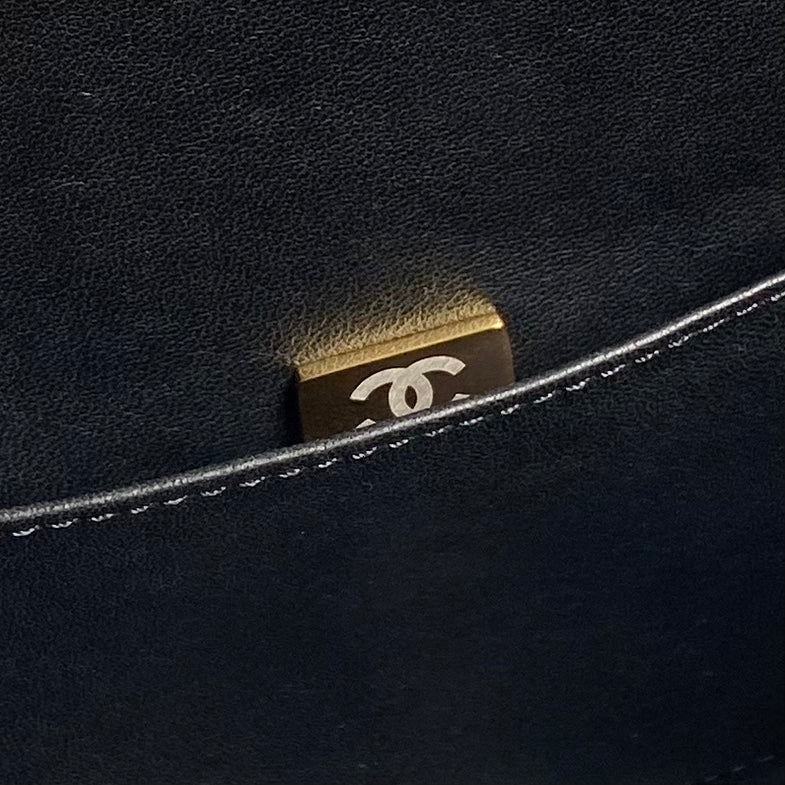 Pochette CLUTCH 34 EN CUIR D'AGNEAU NOIR FINITION MÉTALLIQUE DORÉE